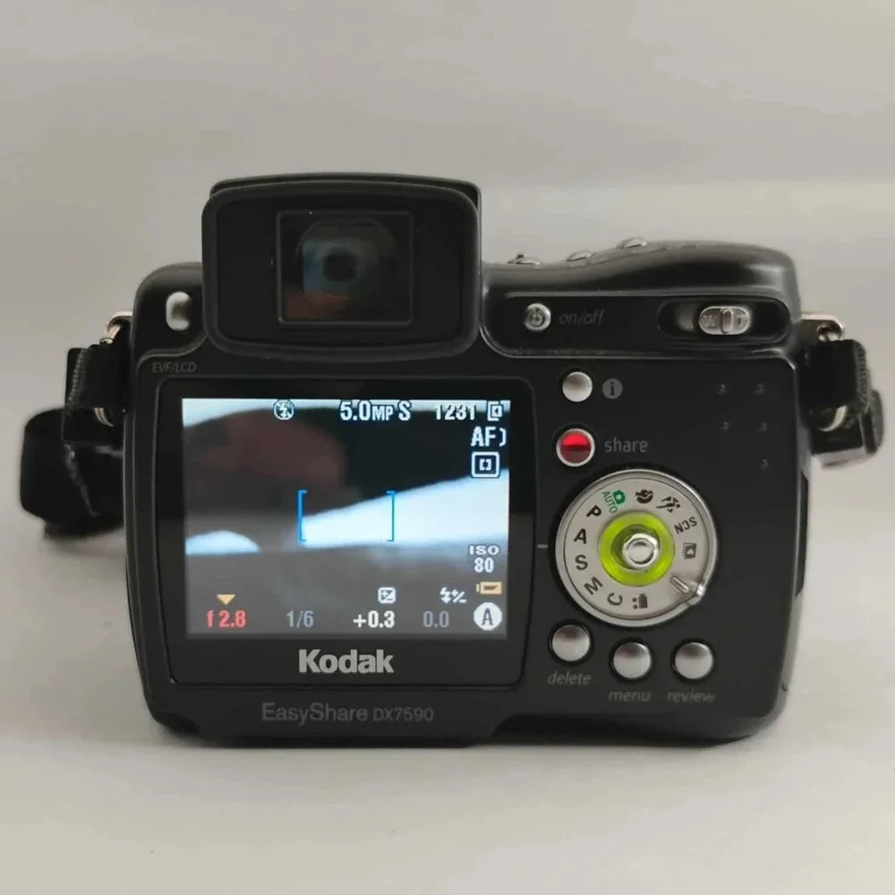 Kodak EasyShare DX7590 5.0MP Digital Camera – 10x Optical Zoom – Tested w/ Case